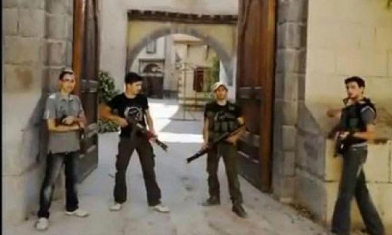 عناصر من الجيش السوري الحر في موقع تصوير "باب الحارة" بريف دمشق - تموز 2013 (يوتيوب)