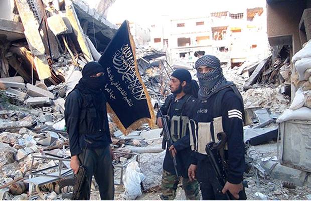 مقاتلون تابعون لجبهة النصرة داخل مخيم اليرموك