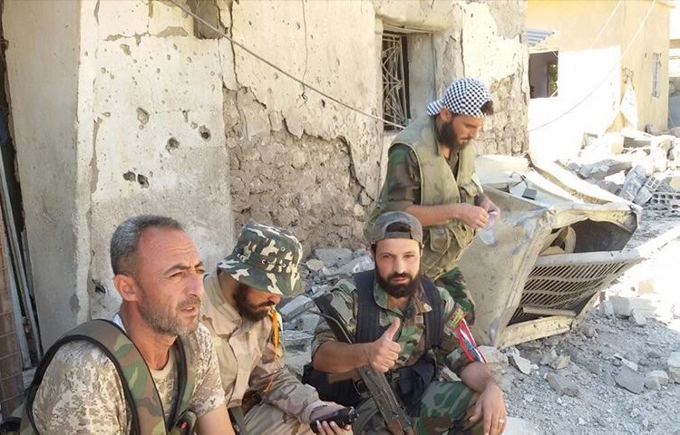 عناصر من قوات الأسد في حي غويران 30 حزيران 2015