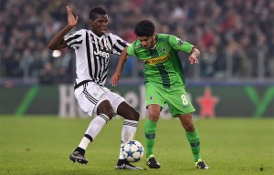 TURIN, ITALY - OCTOBER 21:  Paul Pogba (L) of Juventus competes with Mahmoud Dahoud of VfL Borussia Moenchengladbach during the UEFA Champions League group stage match between Juventus and VfL Borussia Moenchengladbach at Juventus Arena on October 21, 2015 in Turin, Italy.  (Photo by Valerio Pennicino/Getty Images)