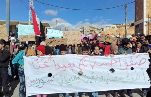 مظاهرة ألطفال بلدة
مضايا يطالبون بفك
الحصار عنها،
2 كانون األول 2015،
 