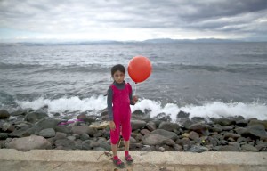 طفلة سورية 8 سنوات، بعد الوصول إلى الشواطئ اليونانية مع عائلتها - 2 آب 2015 - )محمد محيسن - AP(