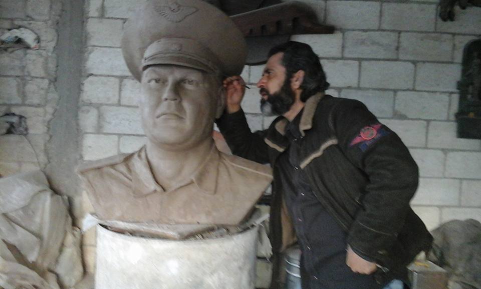إياد البلال يعمل على تصميم تمثال نصفي للضابط الروسي أوليغ بيشكوف.