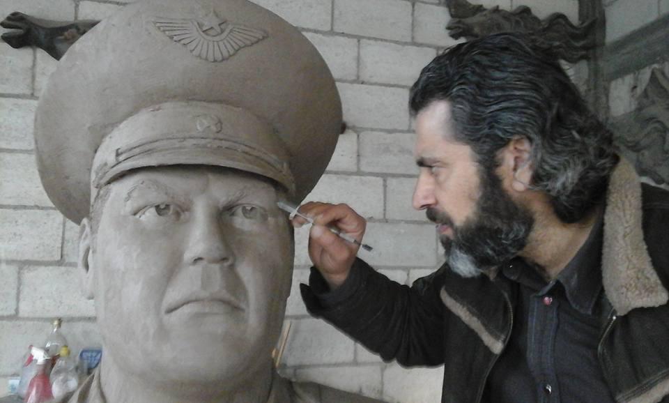 إياد البلال يعمل على تصميم تمثال نصفي للضابط الروسي أوليغ بيشكوف.