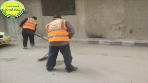 أعمال تنظيف الشوارع وترحيل القمامة من أحياء مدينة درعا، 21 حزيران 2015. 