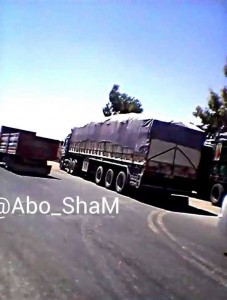 صورة نشرها الناشط أبو شام، وقال إنها لشاحنات قمح خرجت من الرقة إلى مناطق النظام في آب 2015