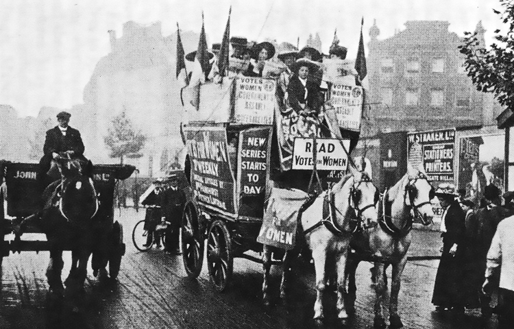مظاهرة لنساء من اتحاد "WSPU" النسائي، نادت بحق المرأة في التصويت الإنتخابي في مدينة كينجزراي بالمملكة المتحدة 1914 - )ويكيبيديا( 