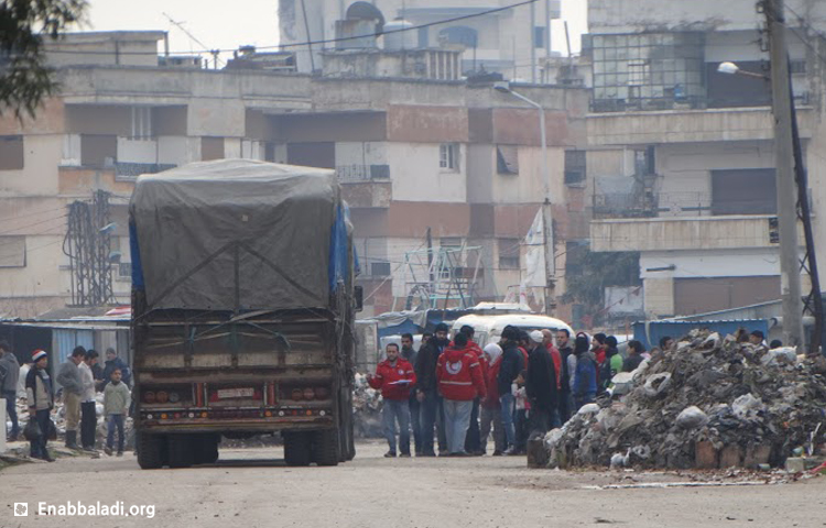 وصول شاحنة من المساعدات إلى حي الوعر، الاثنين 11 كانون الثاني، المصدر: عنب بلدي.