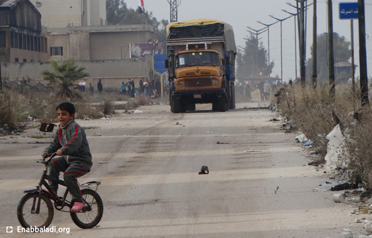 دخول قافلة المساعدات الثالثة إلى حي الوعر، الاثنين 11 كانون الثاني، المصدر: عنب بلدي
