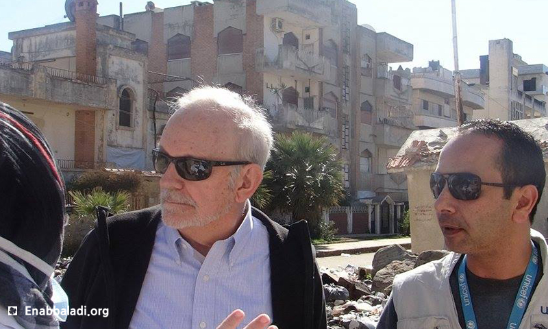 أنتوني ليك، المدير التنفيذي لمنظمة اليونيسيف، في زيارة إلى حي الوعر، المصدر: عنب بلدي.