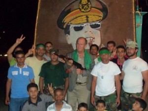 فرانكلين لامب مع مقاتلين تابعين للزعيم الليبي معمر القذافي في طرابلس