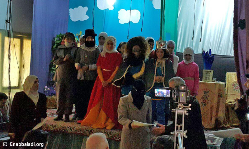مسرحية "الحسناء والوحش" في مدينة دوما بالغوطة الشرقية - الأربعاء 30 آذار 2016 (عنب بلدي).