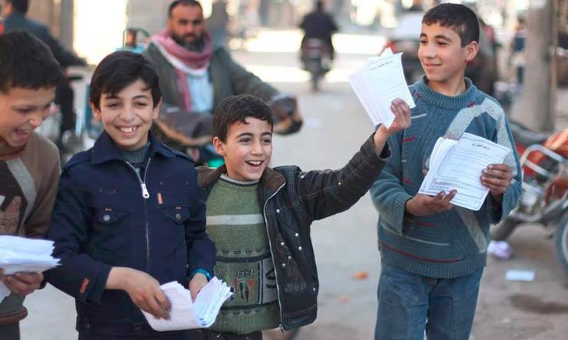 أطفال في الغوطة الشرقية يسخرون من المنشورات