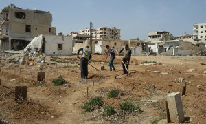 فريق الدفاع المدني يرمم قبور الشهداء في داريا - عنب بلدي
