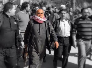 والد عمر سندة يحمل سلاحه خلال مراسم التشييع