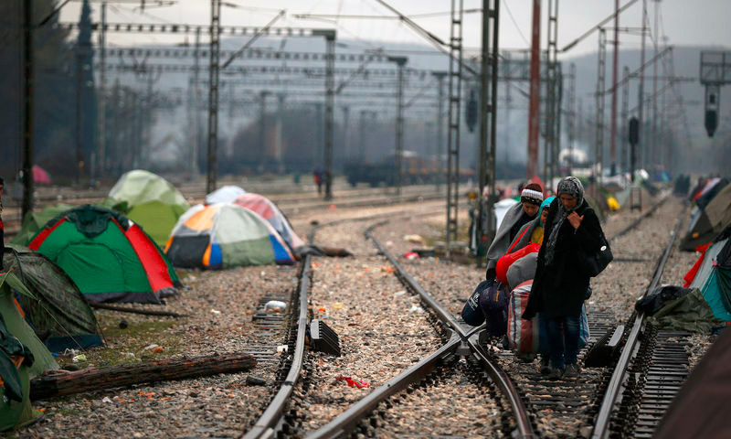 لاجئون على الحدود اليونانية- المقدونية - الأربعاء 9 آذار 2016 (رويترز).