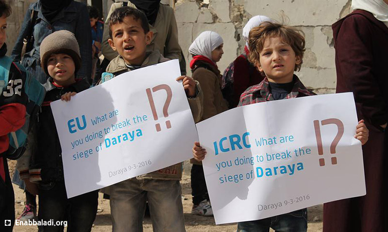 أطفال داريا يطالبون بدخول المساعدات الإنسانية إلى المدينة - الأربعاء 9 آذار 2016 (عنب بلدي).