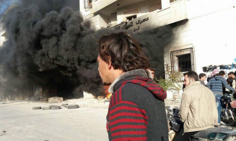 صورة تناقلها ناشطون لحريق مقر النصرة في معرة النعمان - الاثنين 14 آذار 201.