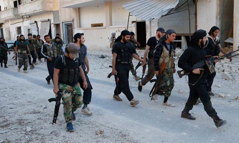 مقاتلون من "جند الأقصى" في مدينة مورك شمال حماة- تشرين الأول 2015 (تويتر)