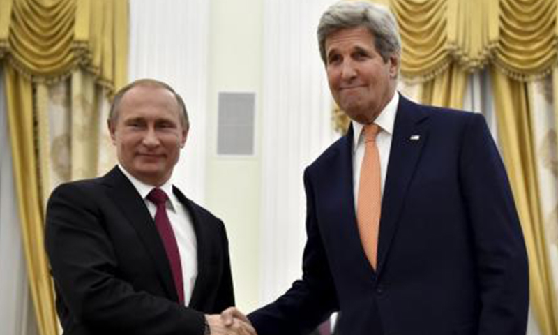 وزير الخارجية الأمريكي جون كيري يصافح الرئيس الروسي فلاديمير بوتين في موسكو (رويترز).