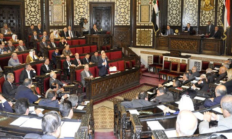 وزير الكهرباء في حكومة النظام، عماد خميس، خلال جلسة استجواب في مجلس الشعب 29 شباط 2016 (سانا)