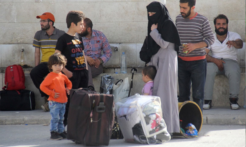 عائلة من مدينة مضايا وصلت إدلب 21 نيسان 2016 (AFP)