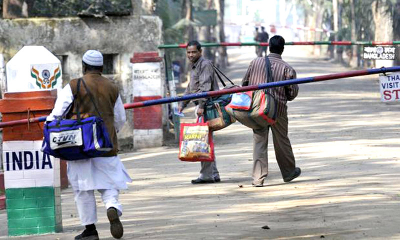 مواطنون يعبرون الحدود بين الهند وبنغلادش (إنترنت)