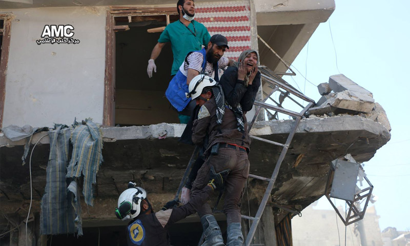 إجلاء الضحايا من أحد المباني السكنية في حي طريق الباب - 23 نيسان 2016 (مركز حلب الإعلامي)