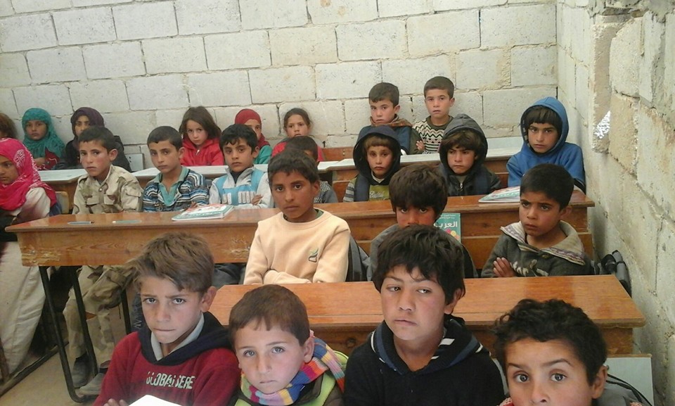 طلاب في صف بمدرسة مخيم الشهداء في تل الشيح، ريف حماة، عنب بلدي.