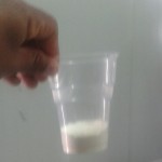 صورة تظهر كأس الحليب الذي يحصل عليه ذوو الطفل الرضيع في مخيم خيوس (الغارديان)