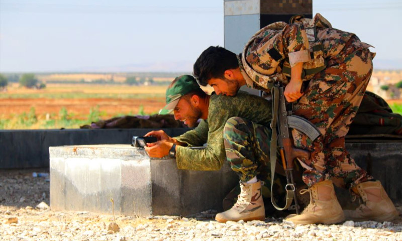 مقاتلون في الجيش السوري الحر في مدينة مارع - أيلول 2015 (AFP)