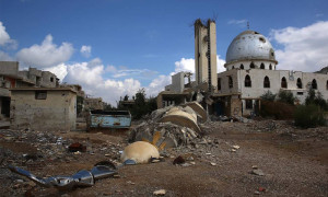 مسجد الإيمان في بلدة النشابية في الغوطة الشرقية للعاصمة دمشق، عقب تعرضها لغارات من طيران النظام، الثلاثاء 13 نيسان( AFP)