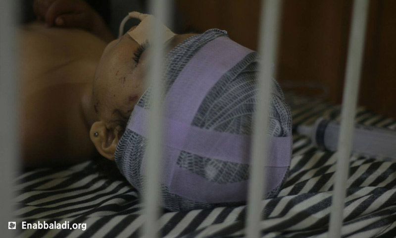 طفلة تخضع للعلاج في مشفى ميداني بالغوطة الشرقية تشرين الأول 2015 (عنب بلدي)
