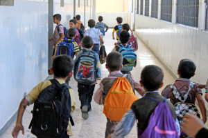 طلاب يدخلون إلى أحد صفوف مدرسة في دوما (عنب بلدي)