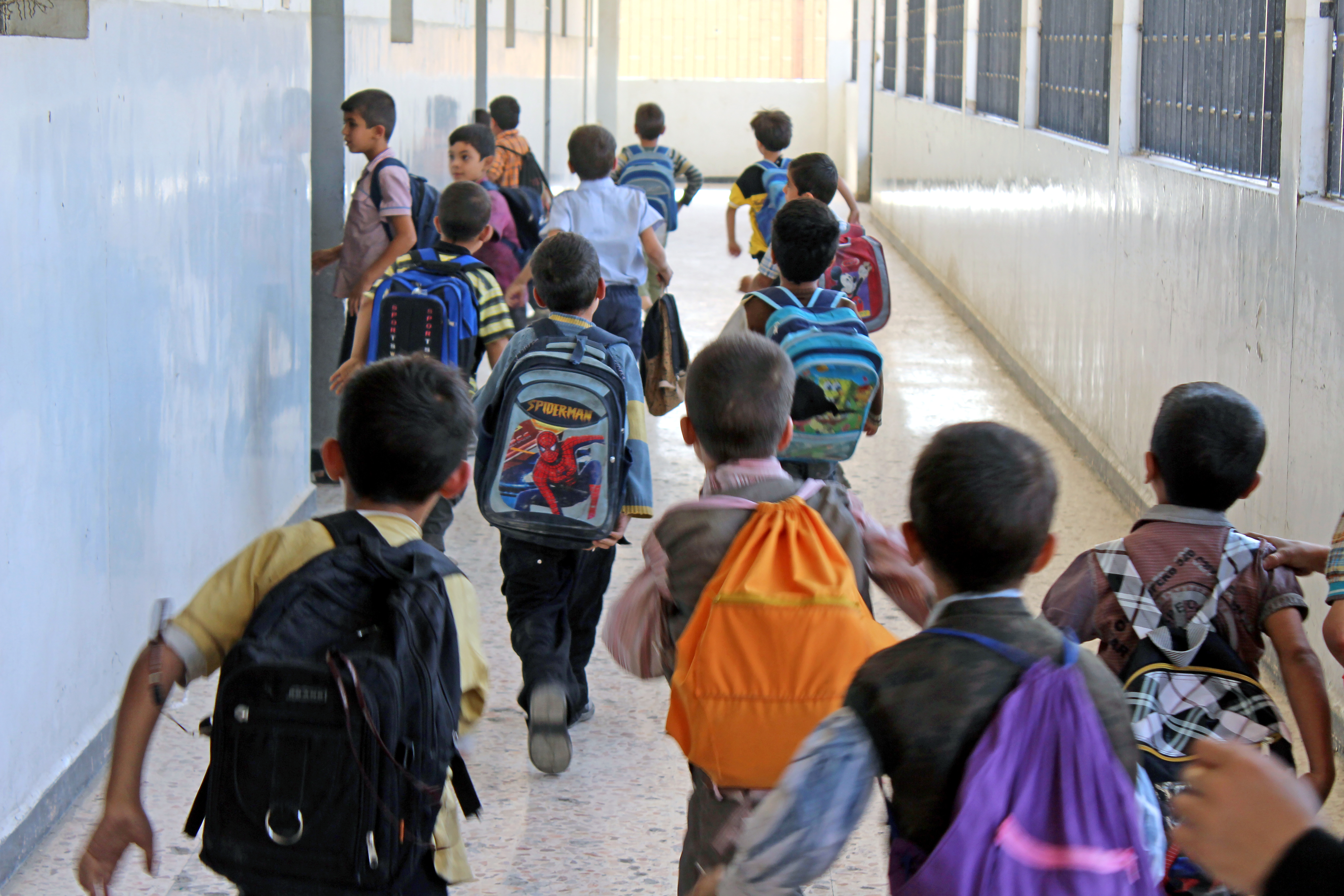 طلاب يدخلون صفًا في مدرسة بدوما (عنب بلدي)