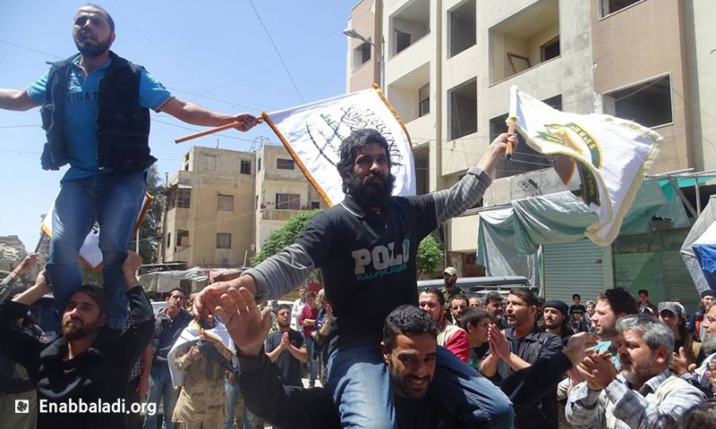 أحمد الخطيب وثائر القاضي، من حي القابون الدمشقي، خرجا من سجون الأسد بعد اعتقال دام أربعة أعوام ونصف، السبت 16 نيسان، المصدر: عنب بلدي.