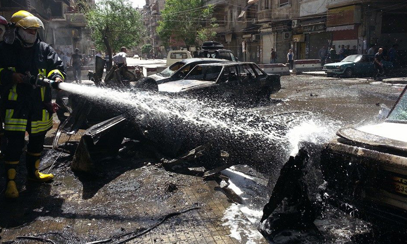 مكان سقوط القذائف في حي السليمانية الخاضع لسيطرة النظام السوري في مدينة حلب، الاثنين 25 نيسان.