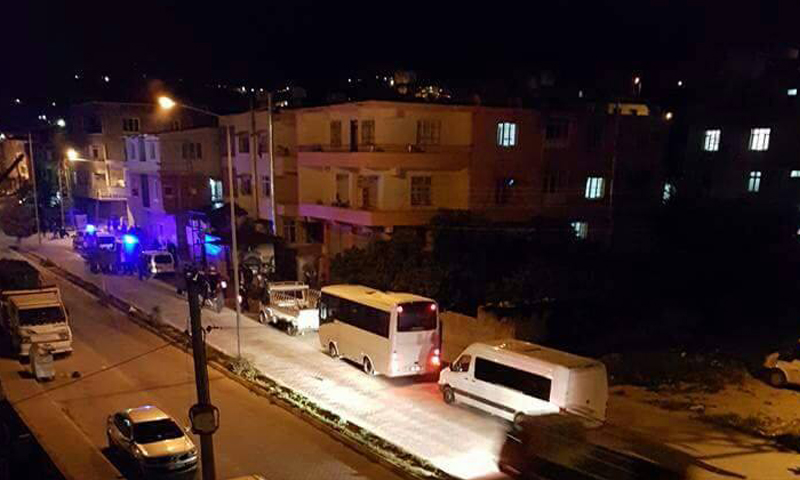 شهد حي نارلجافي مدينة أنطاكيا، مساء الأحد 17 نيسان، عراكًا بين شبان سوريين وأتراك، تدخلت الشرطة التركية على إثره.
