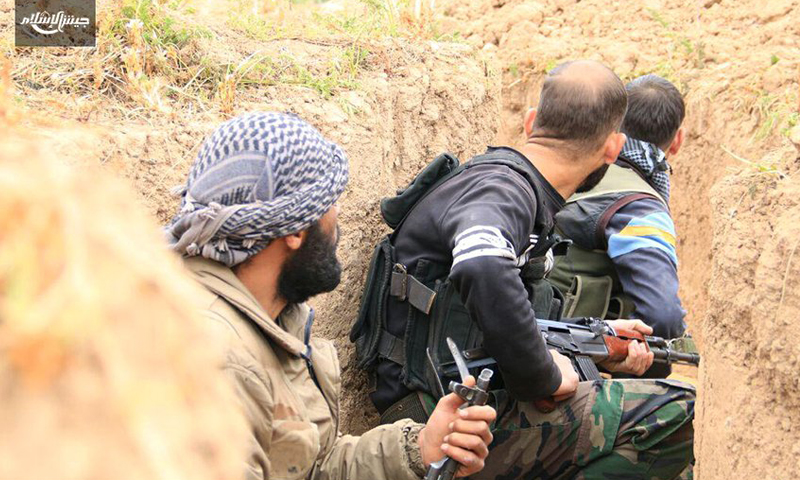 مقاتلون من جيش الإسلام على محور بلدة بالا في الغوطة الشرقية.