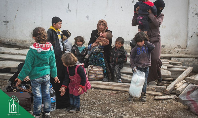 اللاجئون السوريون قرب معبر باب الهوى (صفحة المعبر في فيسبوك)