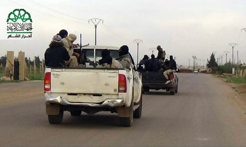 أثناء توجه مقاتلين من حركة أحرار الشام إلى بلدة سحم الجولان، الخميس 7 نيسان.