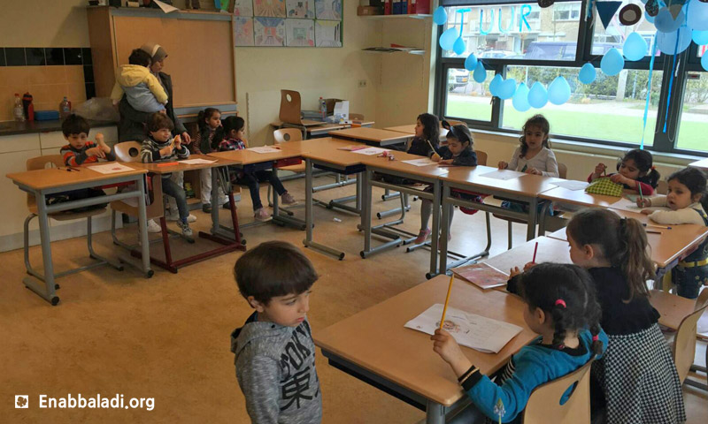 أطفال في "المدرسة السورية لتعليم اللغة العربية" في هولندا (عنب بلدي)