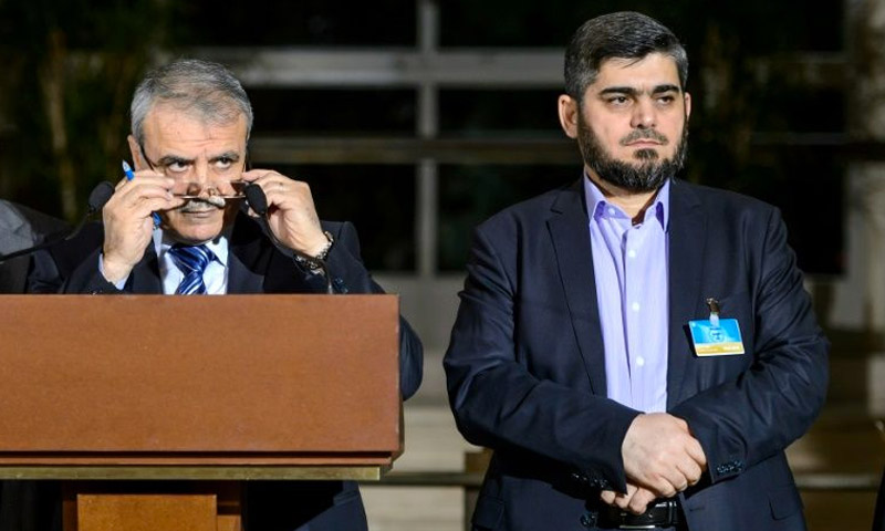 كبير مفاوضي المعارضة السورية، محمد علوش، إلى جانب رئيس الوفد، العميد أسعد الزعبي في جنيف - 13 نيسان 2016 (AFP)