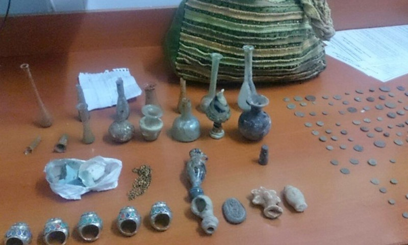 قطع أثرية كانت بحوزة المهربين (وكالة إخلاص التركية)