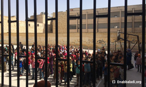 طابور في إحدى مدارس الغوطة الشرقية (عنب بلدي)
