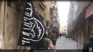 مقاتلو تنظيم "الدولة الإسلامية" في مخيم اليرموك، الجمعة 13 أيار.