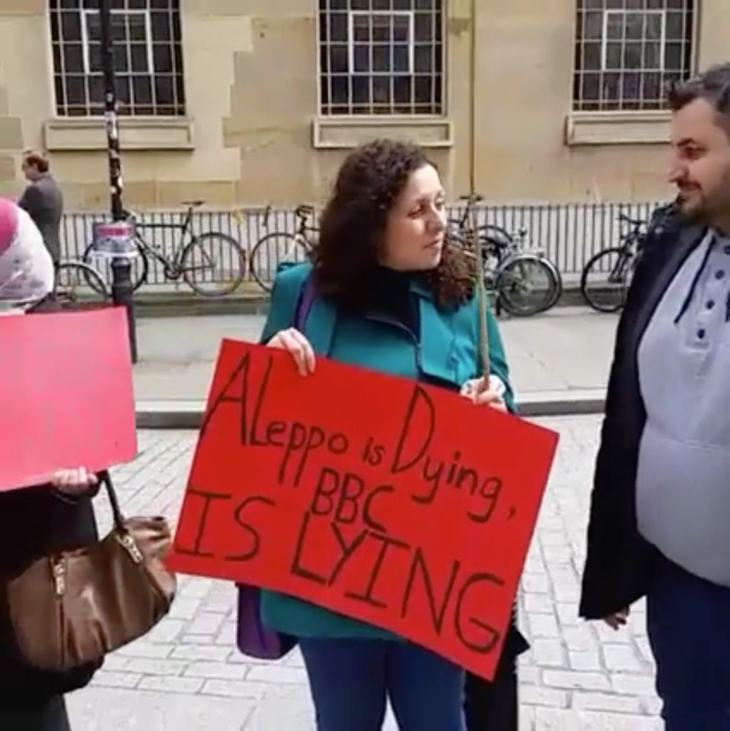 ناشطون أمام مبنى "BBC" في لندن 2 أيار 2016
