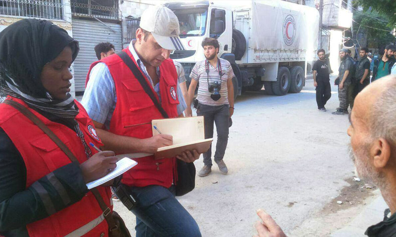 وفد الصليب الأحمر في مدينة حرستا 18 أيار 2016 (إنترنت)