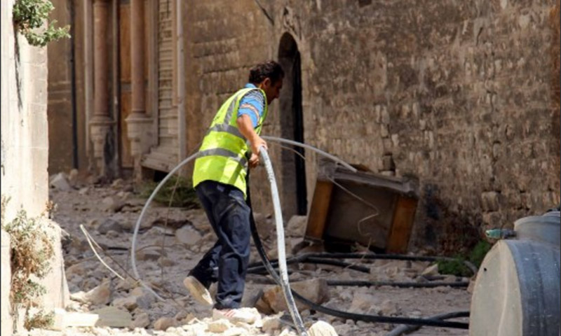 فريق تقني يحاول إعادة الكهرباء إلى أحياء حلب القديمة في أيلول 2014 (مصطفى سلطان - AFP)