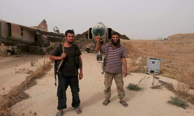 تعبيرية: مقاتلو "النصرة" داخل مطار أبو الظهور العسكري شرق إدلب - أيلول 2015